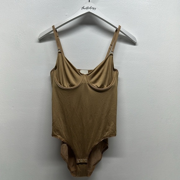 Hanro Skin Smooth Touch Bodysuit Underwired Bra Snap Nude Tan #1533 Size 36A - Picture 1 of 8